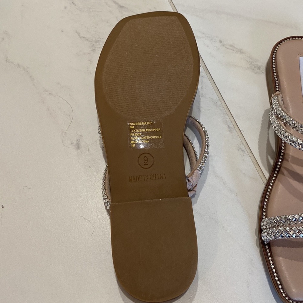 Flat sandal from Steve Madden, with rhinestones on the straps - Picture 2 of 3
